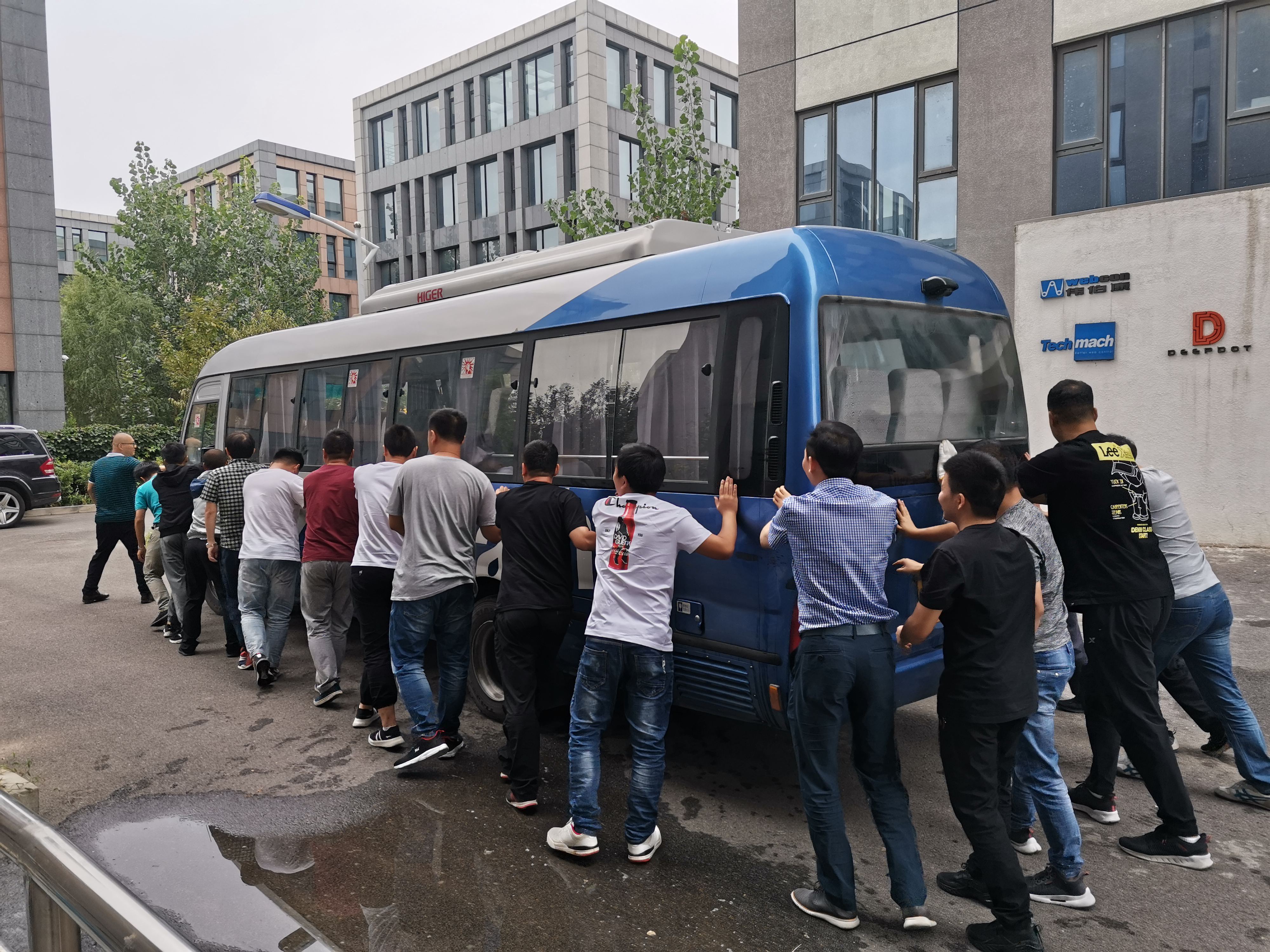 【鈦·暖心】公司班車發生故障，萬眾一心集體推車